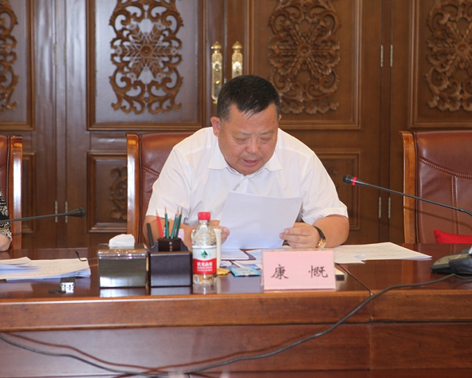 6省政协提案委员会主任康慨作关于《中国人民政治协商会议黑龙江省委员会提案工作条例》(修订草案)的说明.jpg 6省政协提案委员会主任康慨作关于《中国人民政治协商会议黑龙江省委员会提案工作条例》(修订草案)的说明.jpg