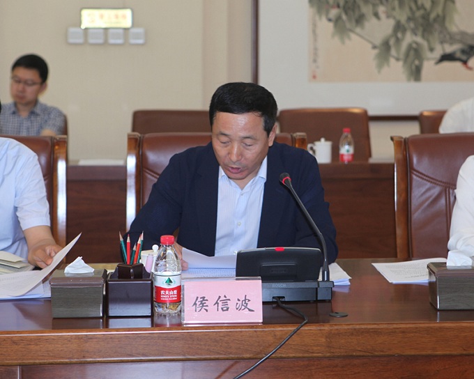 5省政协办公厅副主任侯信波作《政协黑龙江省委员会常务委员会关于授权主席会议对违法违纪政协委员及时作出处理的决定》.jpg 5省政协办公厅副主任侯信波作《政协黑龙江省委员会常务委员会关于授权主席会议对违法违纪政协委员及时作出处理的决定》.jpg