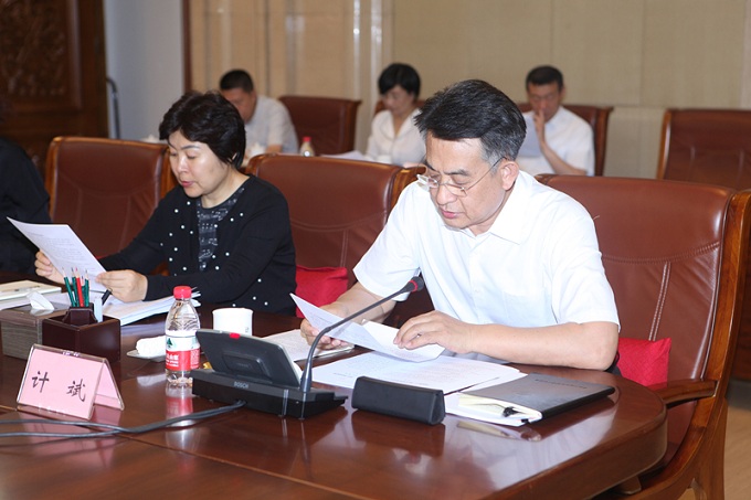 2省政协副秘书长计斌作关于省政协十二届六次常委会议有关事项的汇报.jpg 2省政协副秘书长计斌作关于省政协十二届六次常委会议有关事项的汇报.jpg