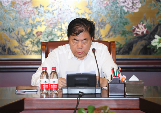 2省政协科教卫体委员会主任王国才作关于进一步完善我省中医药事业发展政策和机制的调研报告起草说明.jpg