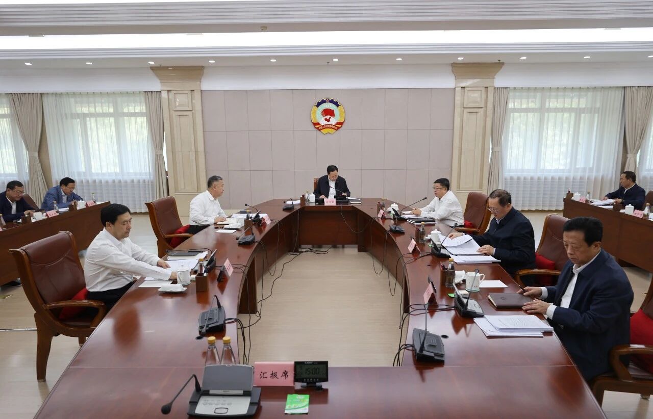 省政协召开党组理论学习中心组集体学习会议和主席会议 蓝绍敏主持并讲话